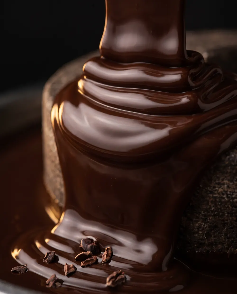 Chocolate líquido fluyendo en el molino de piedra